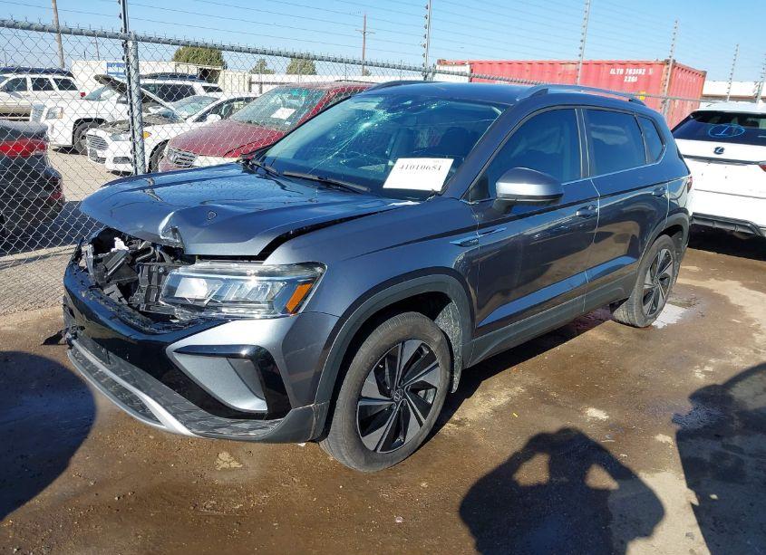 Photo 2 of 2024 Volkswagen Taos 1.5T SE (VIN 3VVUX7B25RM068262)