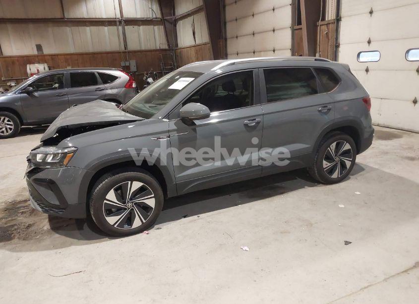 Photo 2 of 2024 Volkswagen Taos 1.5T SE (VIN 3VVUX7B27RM020438)