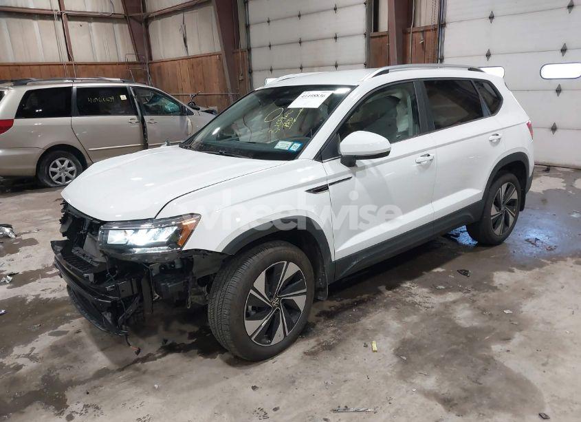 Photo 2 of 2024 Volkswagen Taos 1.5T SE (VIN 3VVUX7B28RM064514)