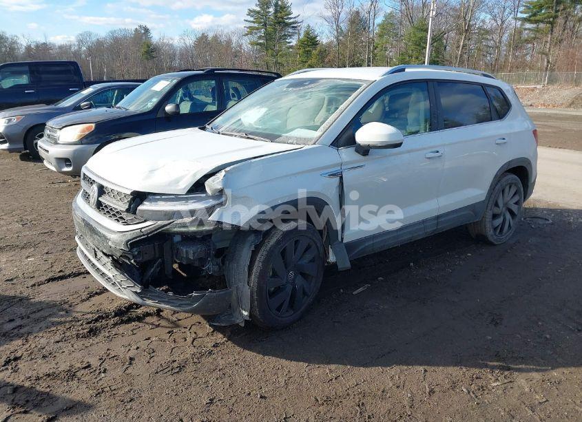 Photo 2 of 2024 Volkswagen Taos 1.5T SE (VIN 3VVUX7B28RM067512)