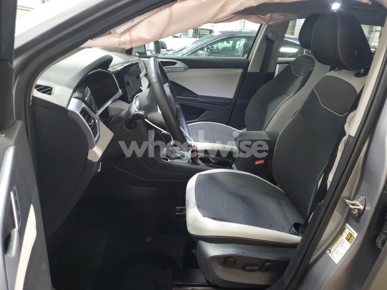 Photo 7 of 2025 VOLKSWAGEN TAOS SE N/A (VIN 3VVVC7B28SM006036)