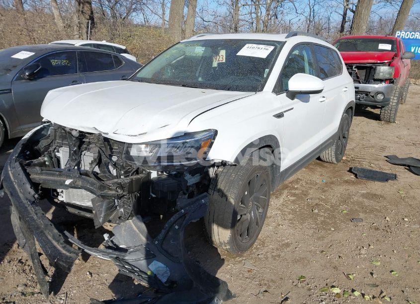 Photo 2 of 2024 Volkswagen Taos 1.5T SE (VIN 3VVVX7B22RM040522)