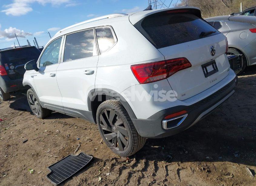 Photo 3 of 2024 Volkswagen Taos 1.5T SE (VIN 3VVVX7B22RM040522)