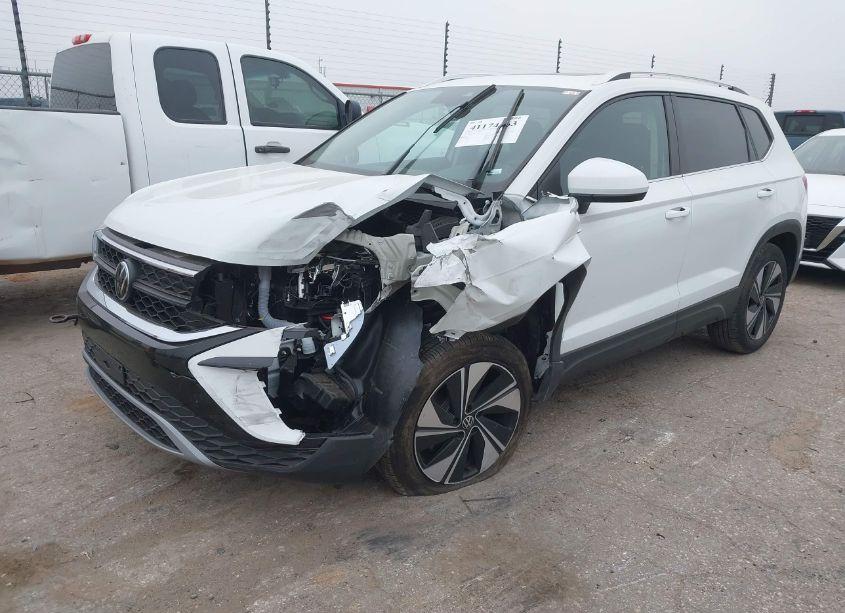 Photo 2 of 2024 Volkswagen Taos 1.5T SE (VIN 3VVVX7B27RM123198)