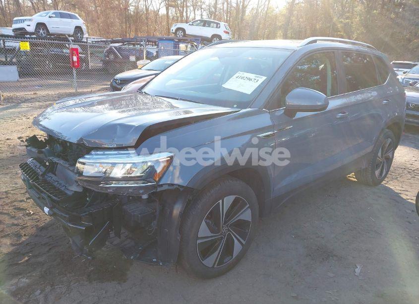 Photo 2 of 2024 Volkswagen Taos 1.5T SE (VIN 3VVVX7B28RM033316)