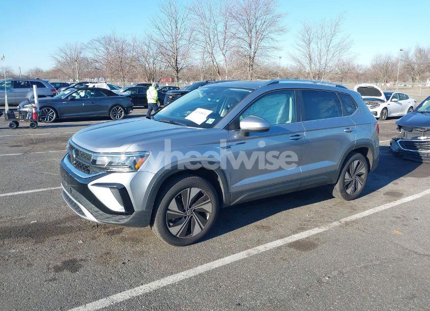 Photo 2 of 2024 Volkswagen Taos 1.5T SE (VIN 3VVVX7B29RM029646)