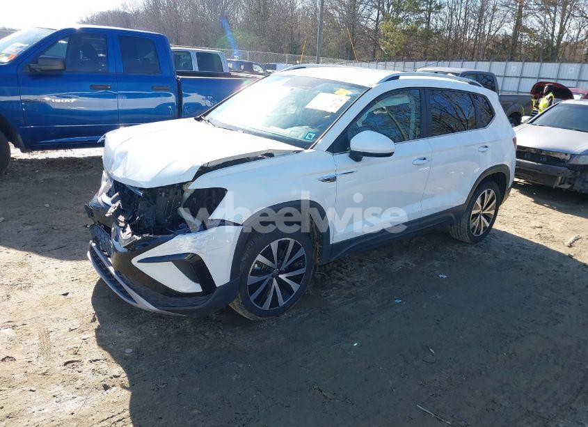 Photo 2 of 2022 Volkswagen Taos 1.5T SE (VIN 3VVWX7B20NM041456)