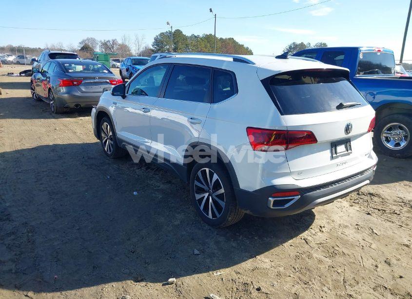 Photo 3 of 2022 Volkswagen Taos 1.5T SE (VIN 3VVWX7B20NM041456)