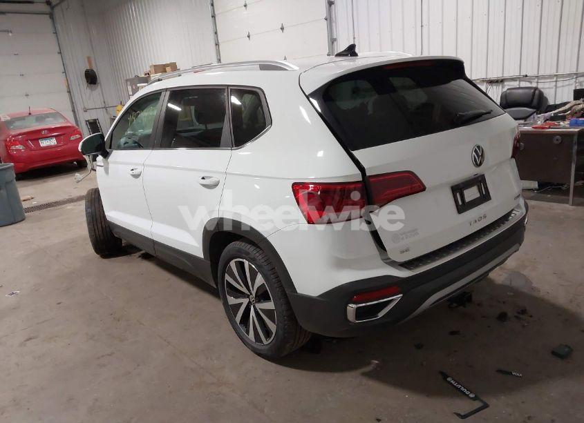 Photo 3 of 2022 Volkswagen Taos 1.5T SE (VIN 3VVWX7B21NM067449)