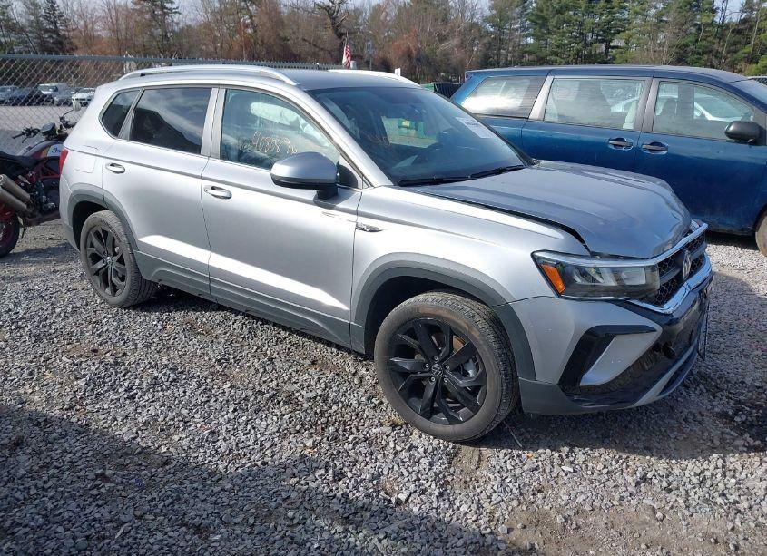 2022 Volkswagen Taos 1.5T SE (VIN 3VVWX7B22NM091873) main photo