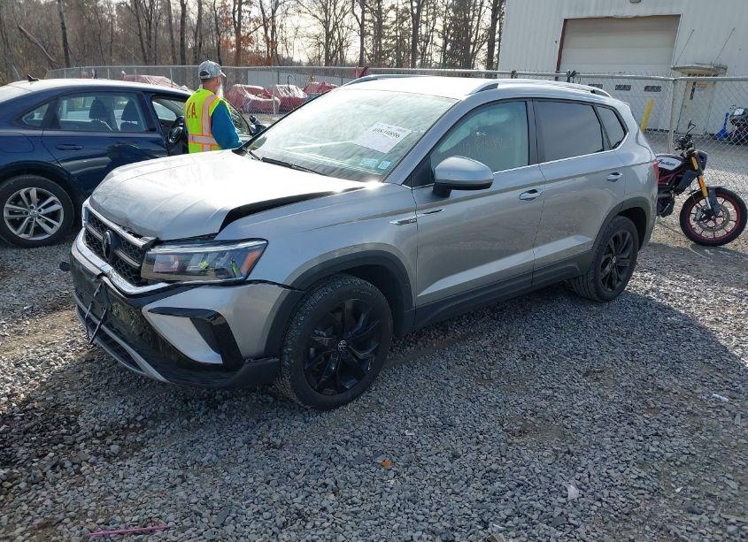 Photo 2 of 2022 Volkswagen Taos 1.5T SE (VIN 3VVWX7B22NM091873)