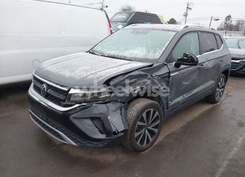 Photo 2 of 2022 Volkswagen Taos 1.5T SE (VIN 3VVWX7B22NM093560)