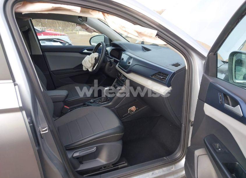 Photo 5 of 2022 Volkswagen Taos 1.5T SE (VIN 3VVWX7B23NM019080)