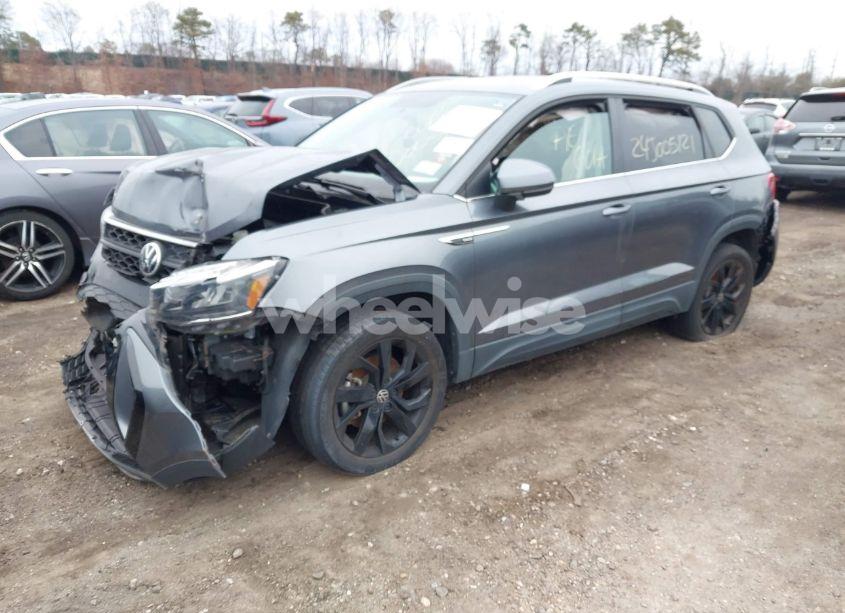 Photo 2 of 2022 Volkswagen Taos 1.5T SE (VIN 3VVWX7B23NM025476)