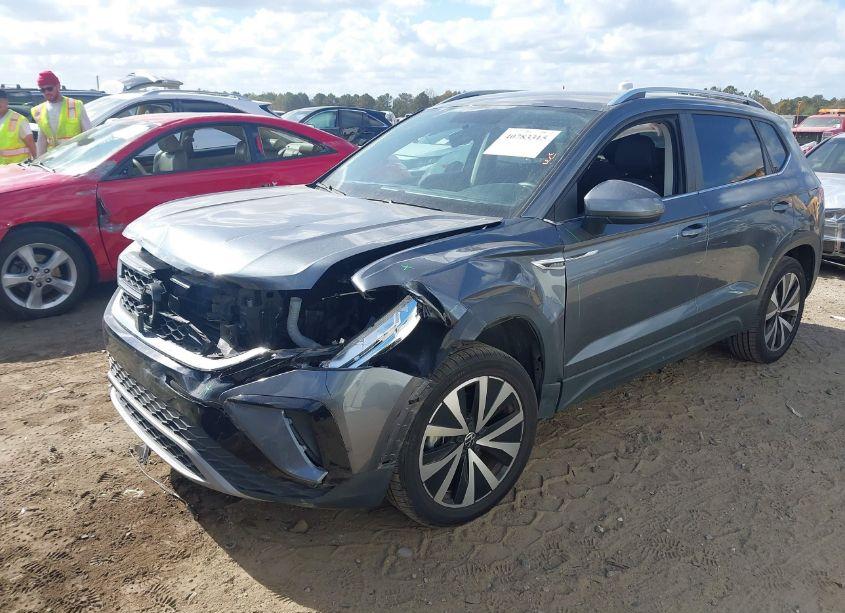 Photo 2 of 2022 Volkswagen Taos 1.5T SE (VIN 3VVWX7B25NM081029)