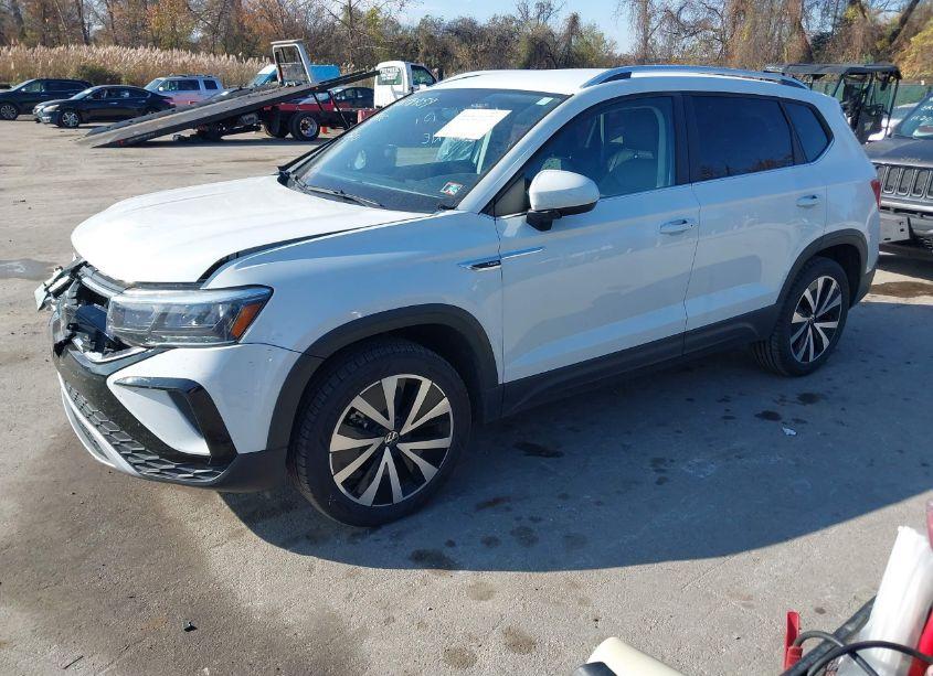 Photo 2 of 2022 Volkswagen Taos 1.5T SE (VIN 3VVWX7B27NM025254)
