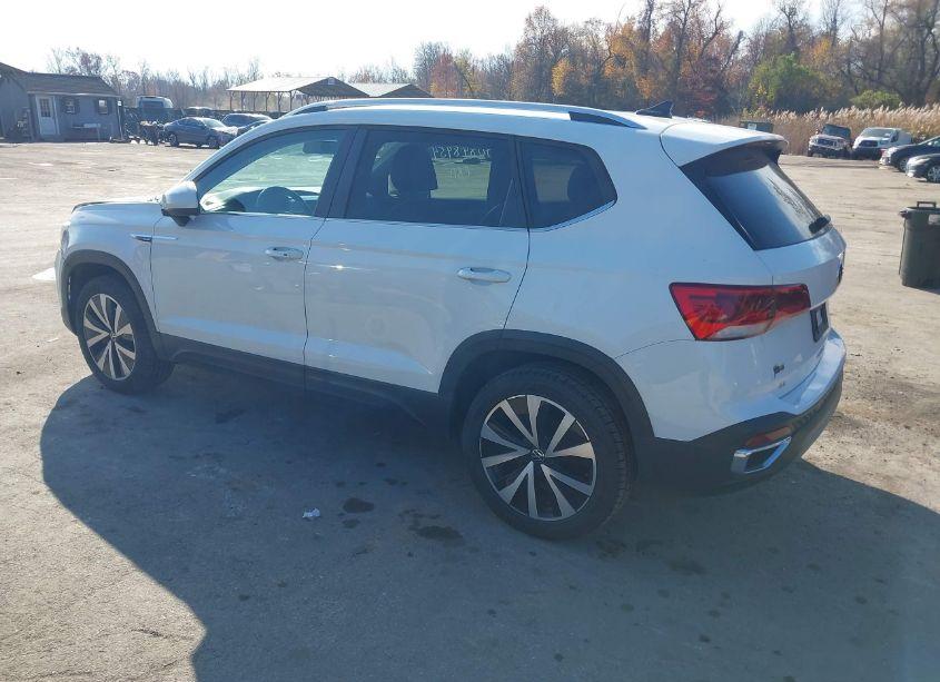 Photo 3 of 2022 Volkswagen Taos 1.5T SE (VIN 3VVWX7B27NM025254)