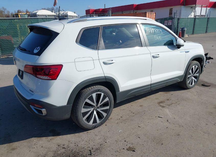Photo 4 of 2022 Volkswagen Taos 1.5T SE (VIN 3VVWX7B27NM025254)
