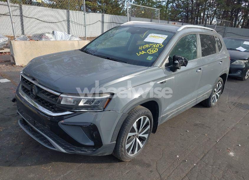 Photo 2 of 2022 Volkswagen Taos 1.5T SE (VIN 3VVYX7B24NM094718)