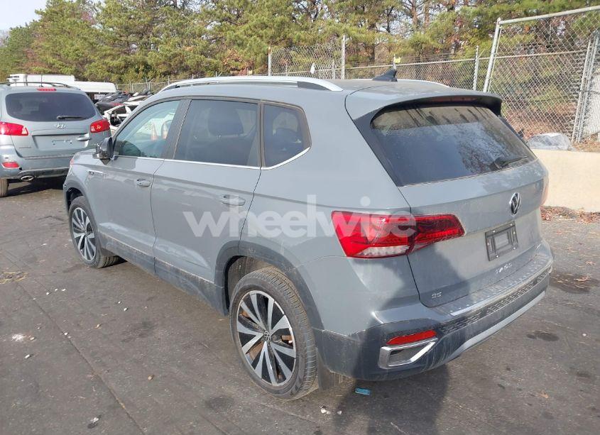 Photo 3 of 2022 Volkswagen Taos 1.5T SE (VIN 3VVYX7B24NM094718)
