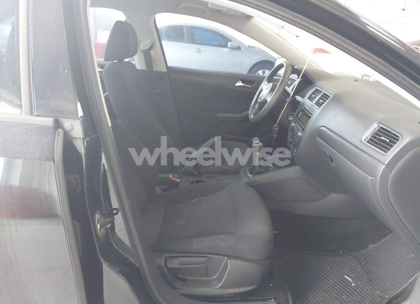 Photo 5 of 2011 Volkswagen Jetta 2.0L S (VIN 3VW1K7AJ3BM364957)