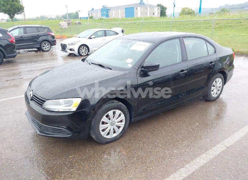 Photo 2 of 2013 Volkswagen Jetta 2.0L S (VIN 3VW1K7AJ8DM385984)