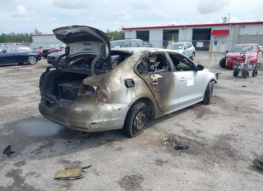 Photo 4 of 2014 Volkswagen Jetta 2.0L S (VIN 3VW1K7AJ8EM394623)