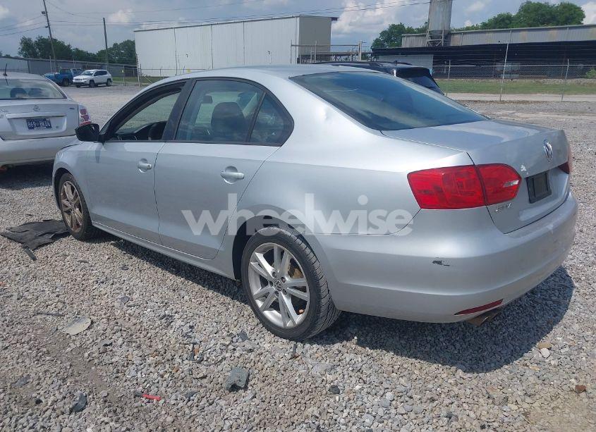 Photo 3 of 2011 Volkswagen Jetta 2.0L S (VIN 3VW2K7AJ0BM380988)