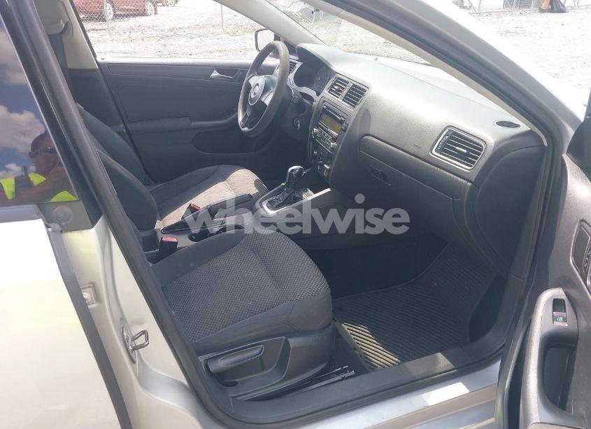 Photo 5 of 2011 Volkswagen Jetta 2.0L S (VIN 3VW2K7AJ0BM380988)