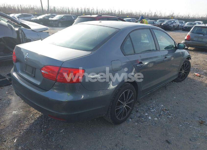 Photo 4 of 2013 Volkswagen Jetta 2.0L S (VIN 3VW2K7AJ0DM201593)