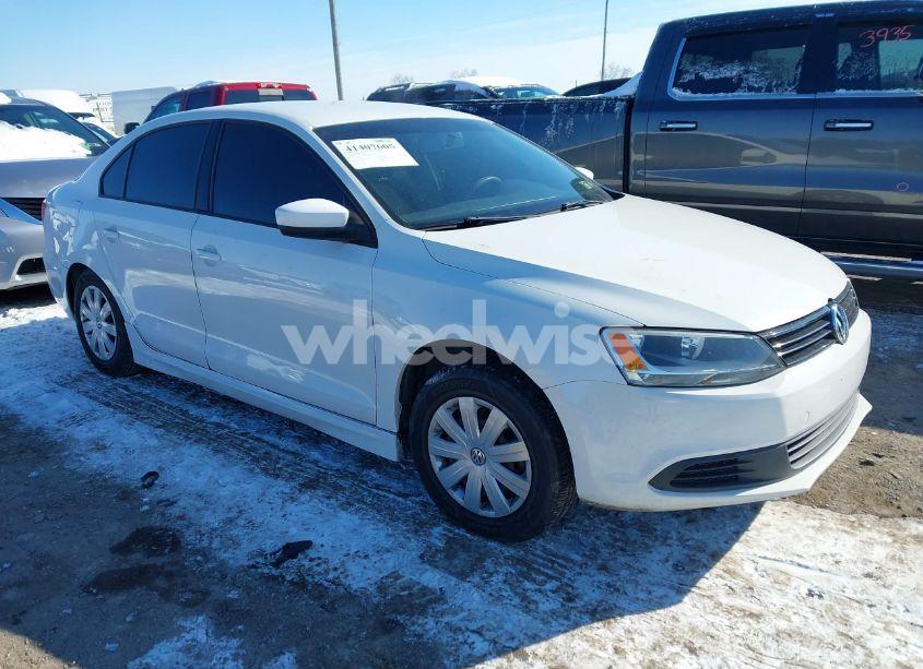 2013 Volkswagen Jetta 2.0L S (VIN 3VW2K7AJ0DM372893) main photo