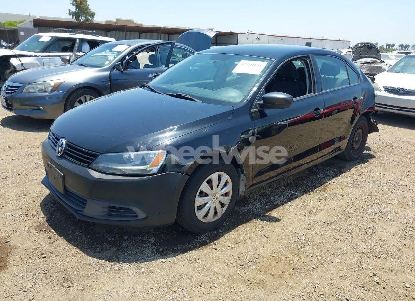 Photo 2 of 2013 Volkswagen Jetta 2.0L S (VIN 3VW2K7AJ0DM391847)