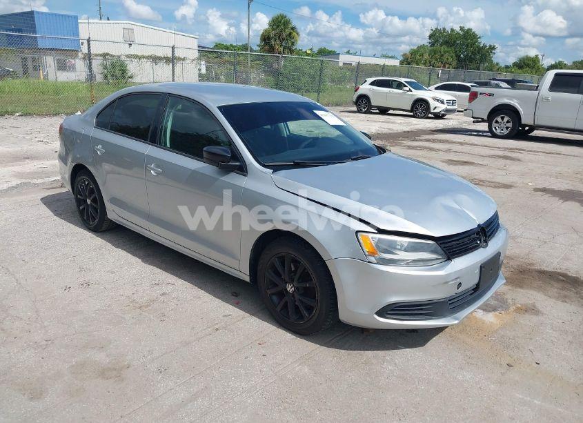2014 Volkswagen Jetta 2.0L S (VIN 3VW2K7AJ0EM293919) main photo