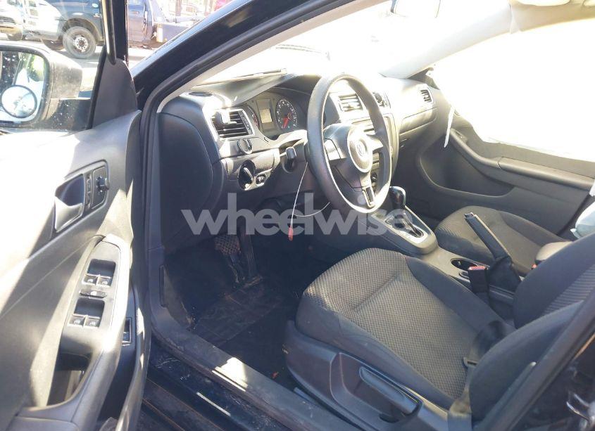 Photo 5 of 2014 Volkswagen Jetta 2.0L S (VIN 3VW2K7AJ0EM367386)