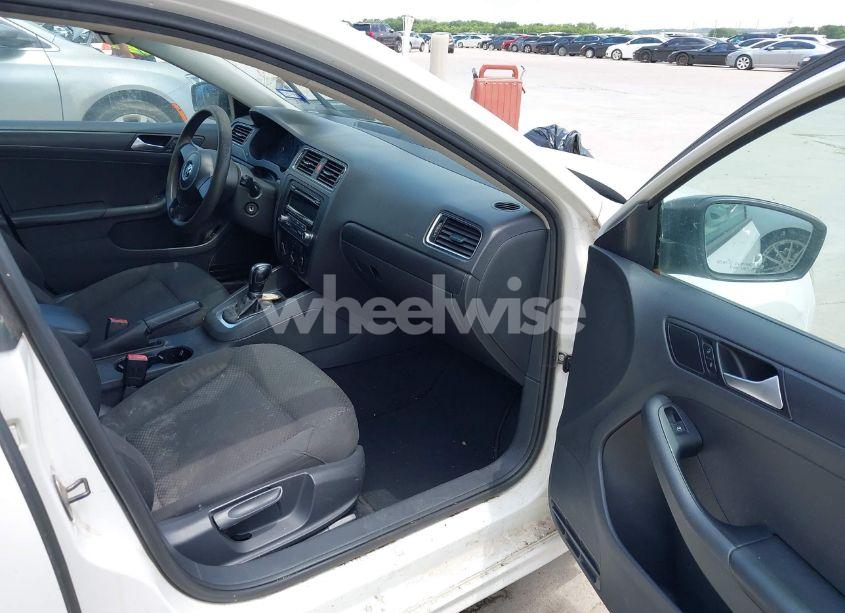 Photo 5 of 2014 Volkswagen Jetta 2.0L S (VIN 3VW2K7AJ0EM376038)