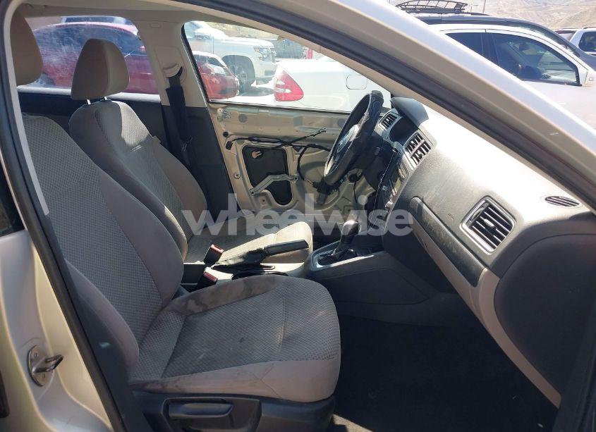 Photo 5 of 2011 Volkswagen Jetta 2.0L S (VIN 3VW2K7AJ1BM040541)