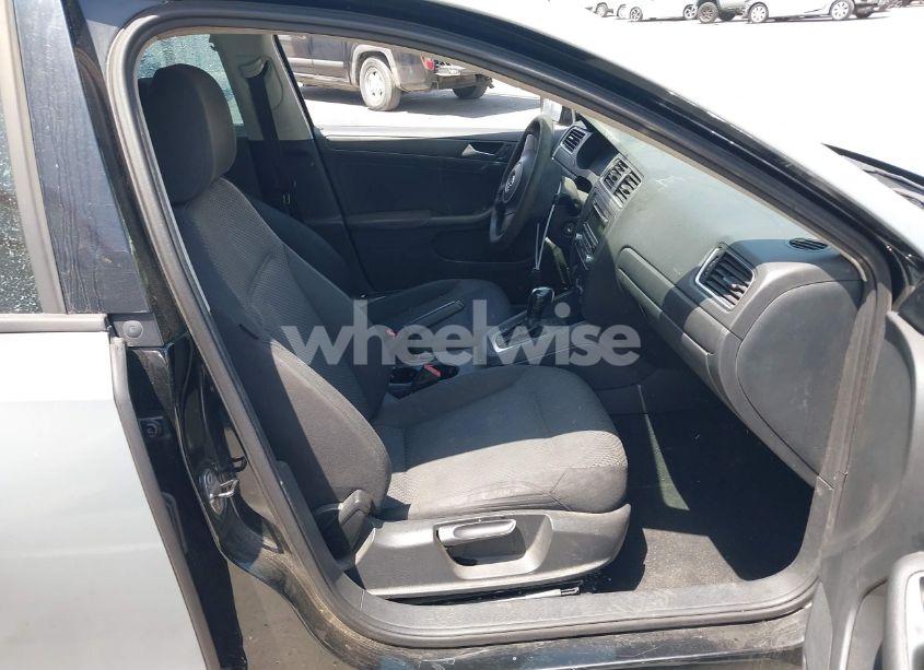 Photo 5 of 2012 Volkswagen Jetta 2.0L S (VIN 3VW2K7AJ1CM403258)