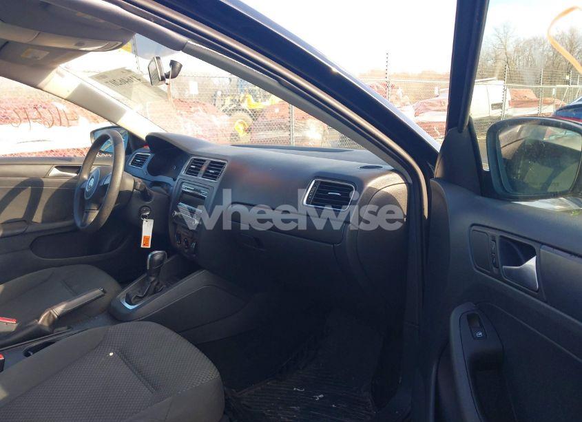 Photo 5 of 2013 Volkswagen Jetta 2.0L S (VIN 3VW2K7AJ1DM368769)