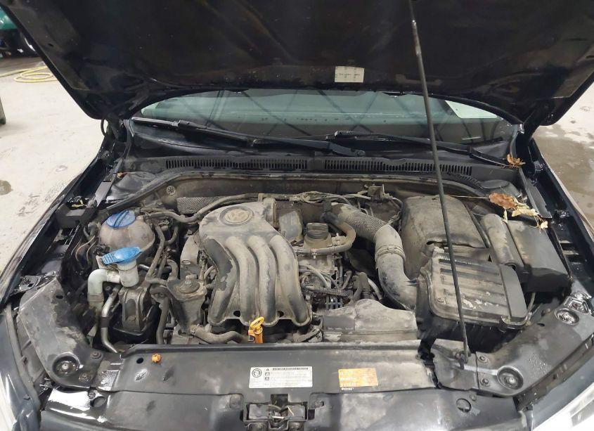 Photo 10 of 2011 Volkswagen Jetta 2.0L S (VIN 3VW2K7AJ2BM305953)