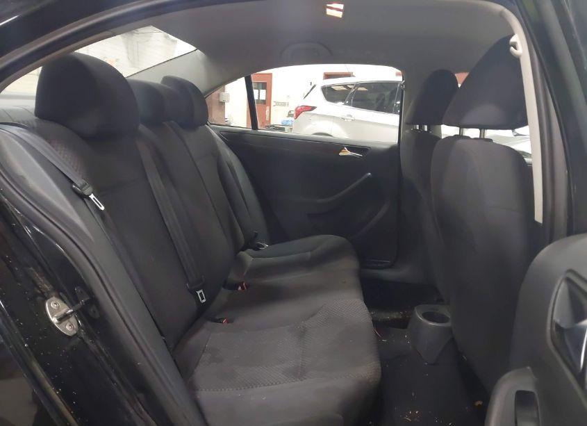 Photo 8 of 2011 Volkswagen Jetta 2.0L S (VIN 3VW2K7AJ2BM305953)