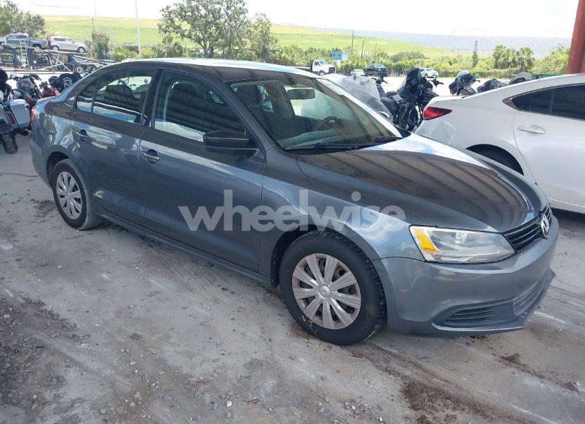 2013 Volkswagen Jetta 2.0L S (VIN 3VW2K7AJ2DM202390) main photo