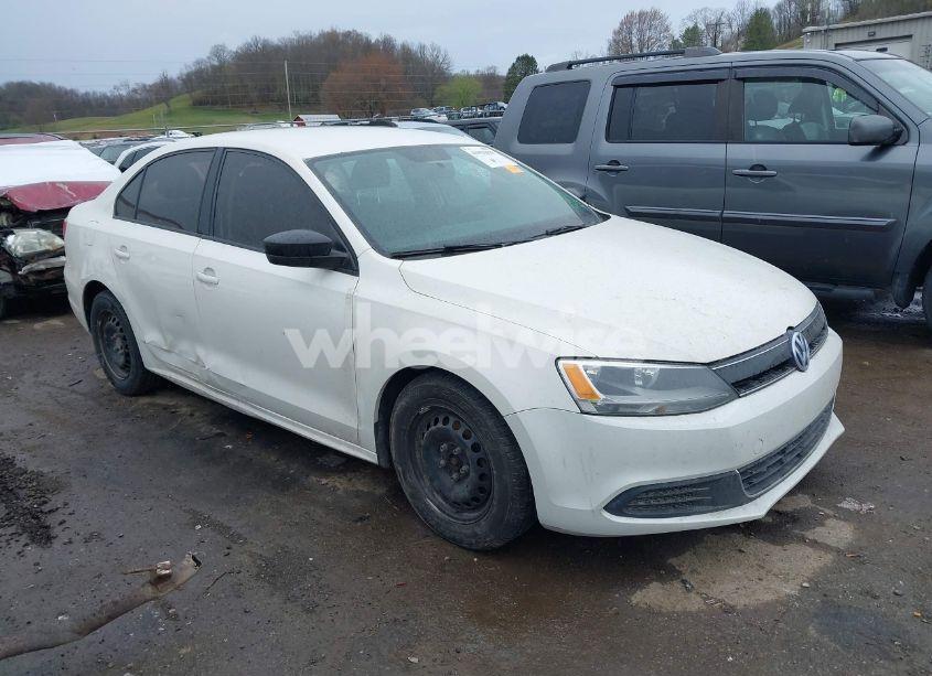 2013 Volkswagen Jetta 2.0L S (VIN 3VW2K7AJ2DM237351) main photo
