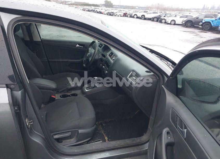 Photo 5 of 2013 Volkswagen Jetta 2.0L S (VIN 3VW2K7AJ2DM290664)