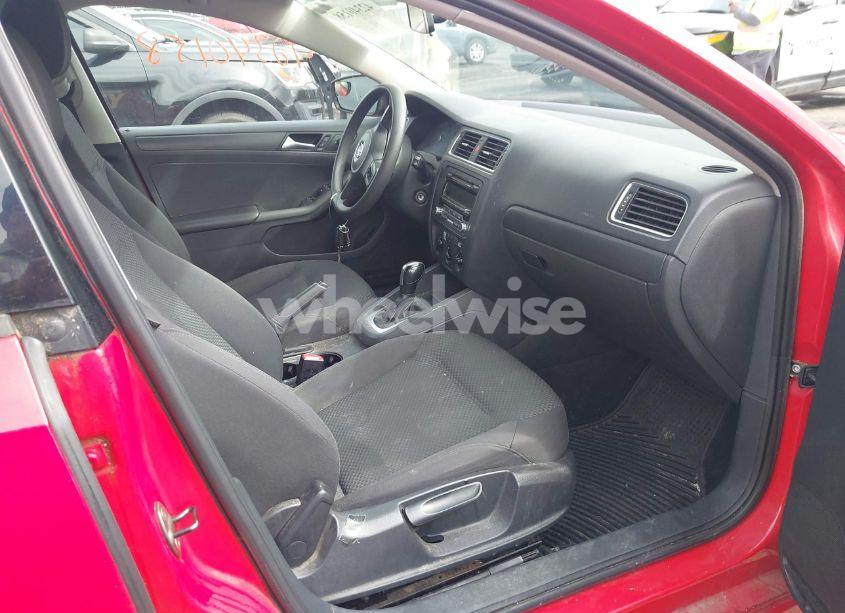 Photo 5 of 2013 Volkswagen Jetta 2.0L BASE/2.0L S (VIN 3VW2K7AJ2DM312534)