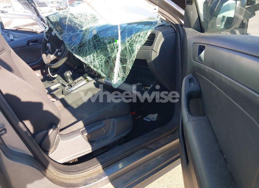 Photo 5 of 2014 Volkswagen Jetta 2.0L S (VIN 3VW2K7AJ2EM302832)