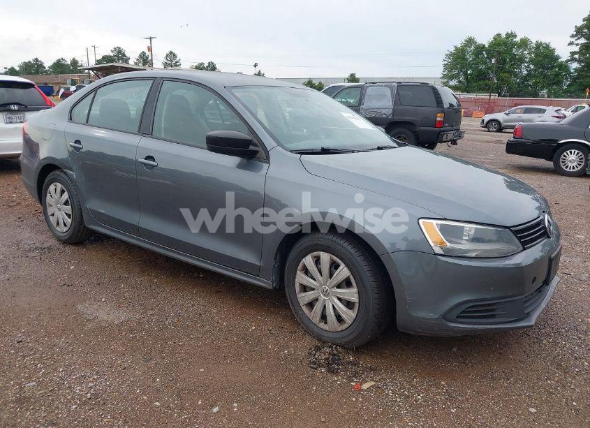2014 Volkswagen Jetta 2.0L S (VIN 3VW2K7AJ2EM313510) main photo