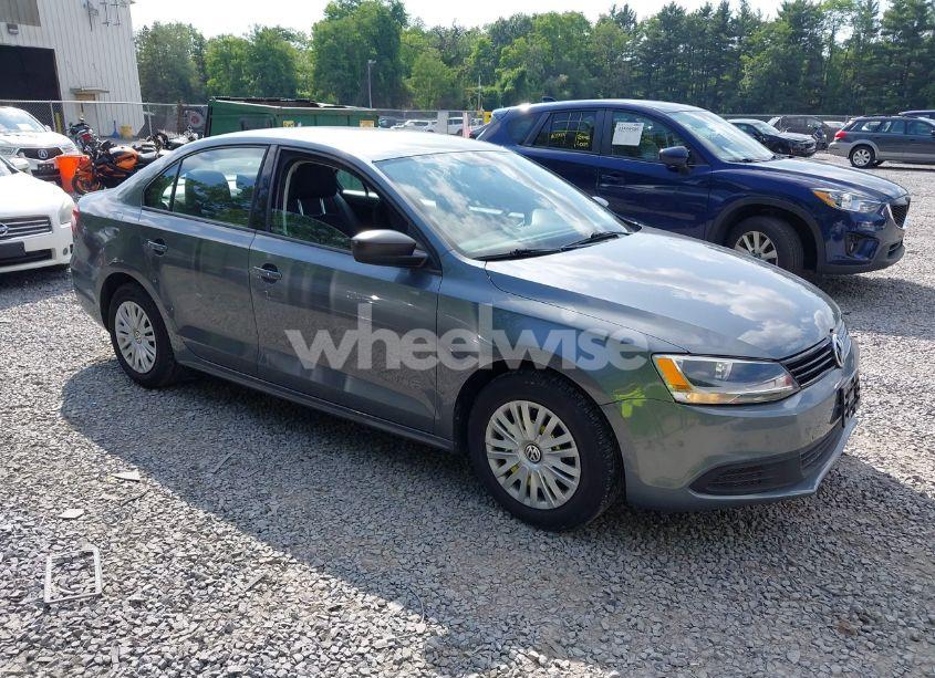 2014 Volkswagen Jetta 2.0L S (VIN 3VW2K7AJ2EM352047) main photo