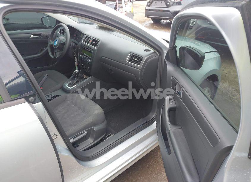 Photo 5 of 2013 Volkswagen Jetta 2.0L S (VIN 3VW2K7AJ3DM212510)