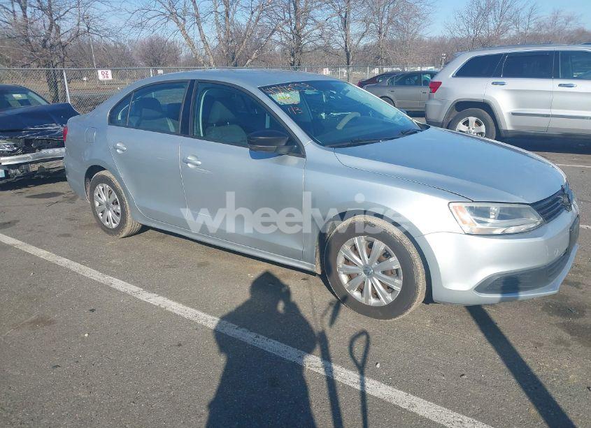 2013 Volkswagen Jetta 2.0L S (VIN 3VW2K7AJ3DM253560) main photo