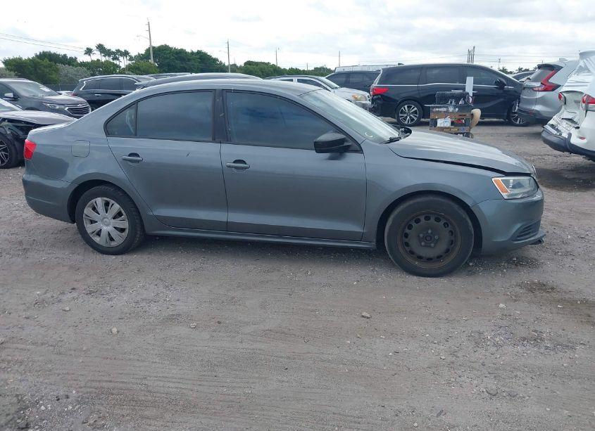 2013 Volkswagen Jetta 2.0L S (VIN 3VW2K7AJ3DM364674) main photo